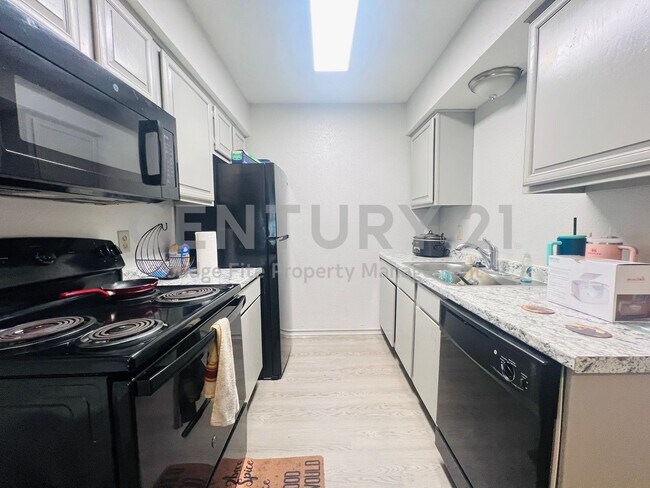 Building Photo - Spacious 2/1.5 Apartment in Denton Ready for Immediate Occupancy!