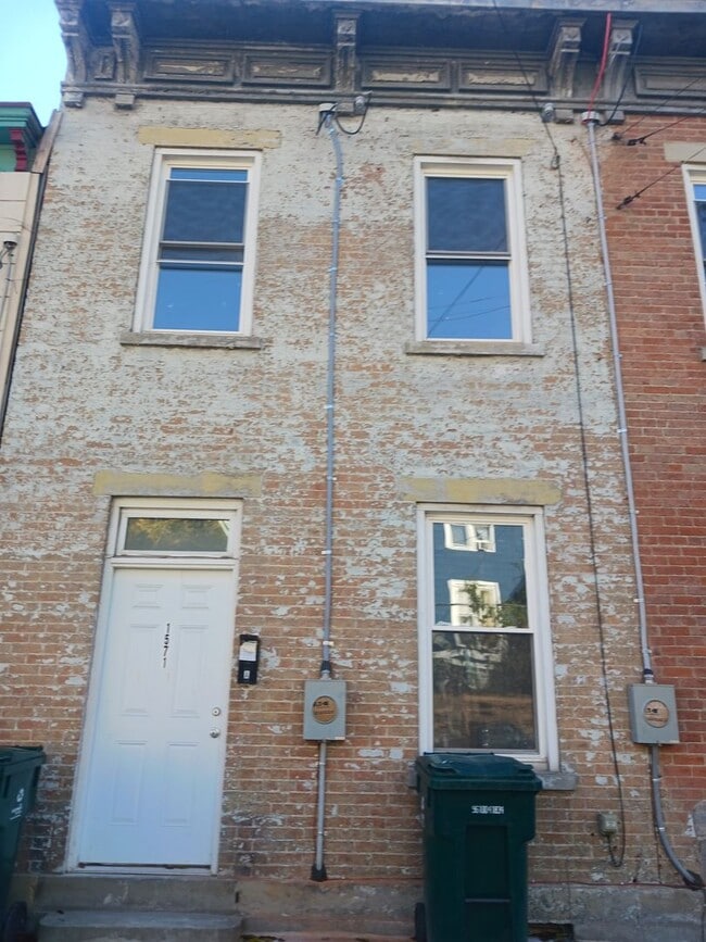Building Photo - The Best of South Fairmount, cozy 3 bedroom 2 story townhouse