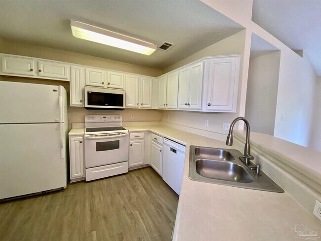Building Photo - 1550 Oakhill Rd
