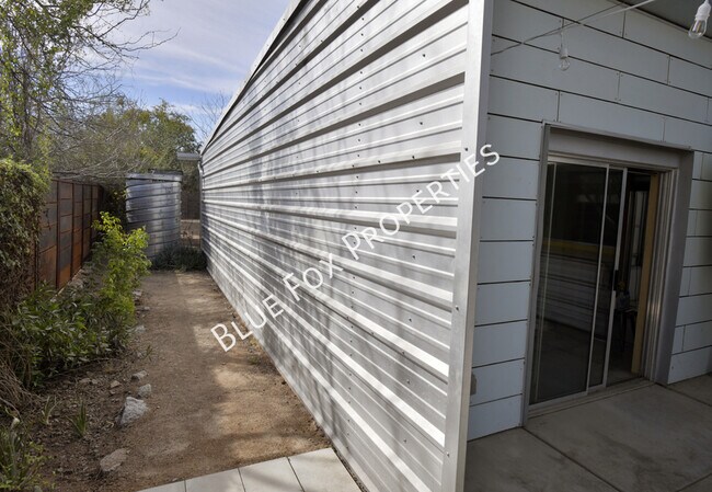 Building Photo - 1150 E 15th St