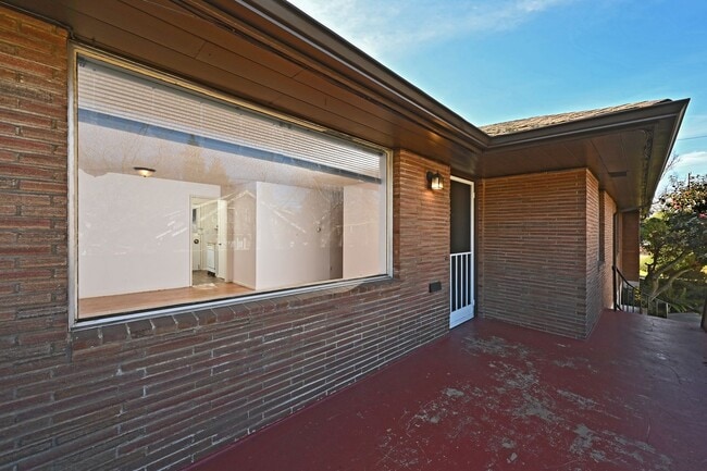 Building Photo - Mcgraw Triplex