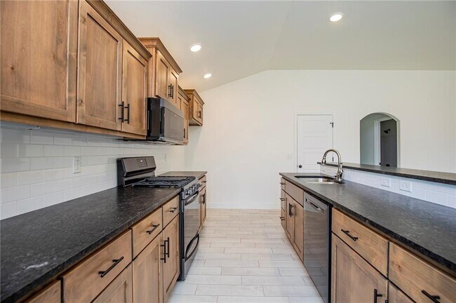 Building Photo - 400 Manfield Ave
