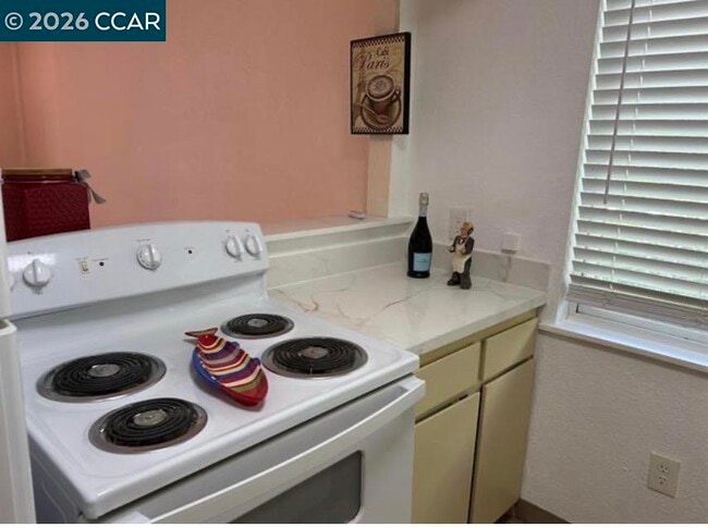 Building Photo - 1924 Almond Ave