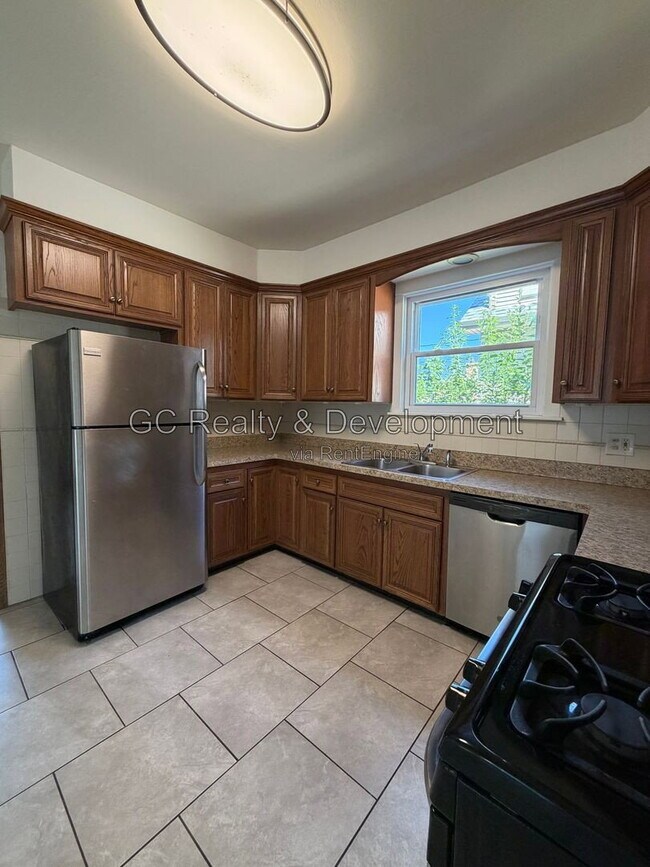 Building Photo - 837 Thomas Ave
