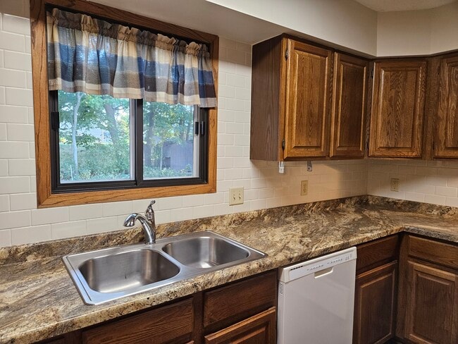 Building Photo - 216 Union St NE