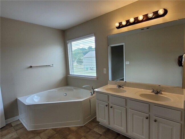 Building Photo - 6010 Stonebrook Ln