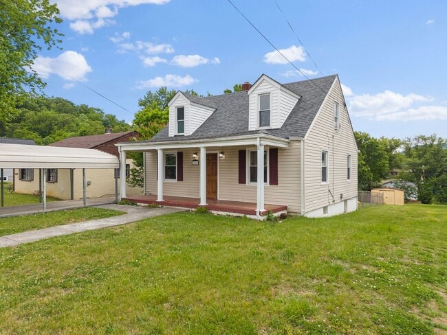 Building Photo - 4 Bedroom/1 Bathroom Home with Fenced Yard Available in SE Roanoke!
