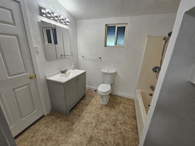 Building Photo - Charming 2/1 Home For Rent in Gerber!