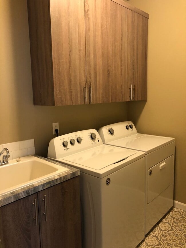 Building Photo - Single level 1 year old home