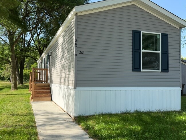 Building Photo - 28710 N Maple