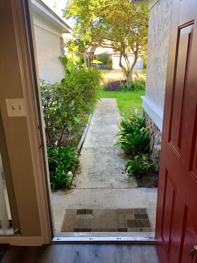 Building Photo - 3/2 Pool Home in Alafaya Woods - Renovated 2021