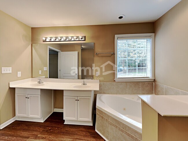 Building Photo - 4400 Oakshyre Way