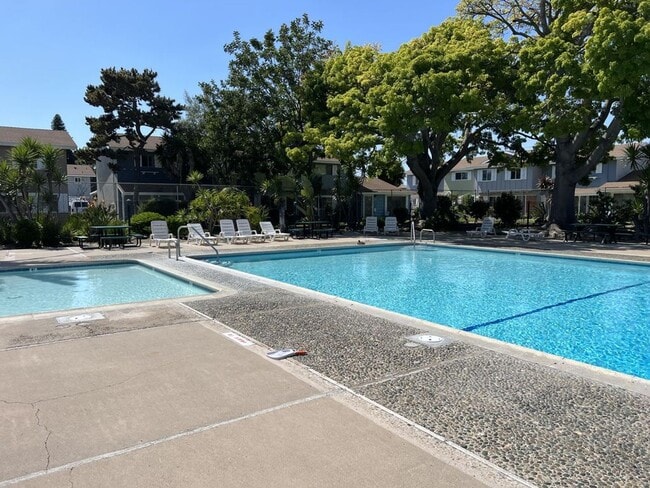 Building Photo - Bright & Airy 2-Bedroom End Unit Townhome