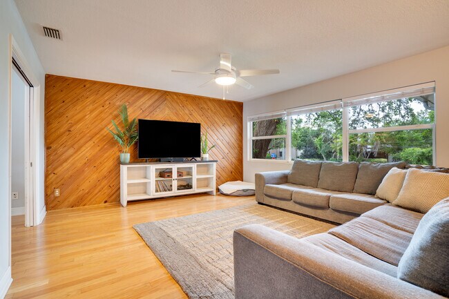 Building Photo - 2076 Burnice Dr