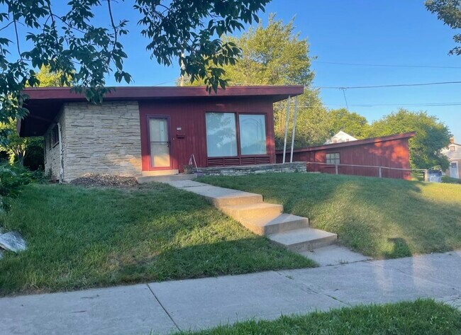 Building Photo - 506 N 91st St