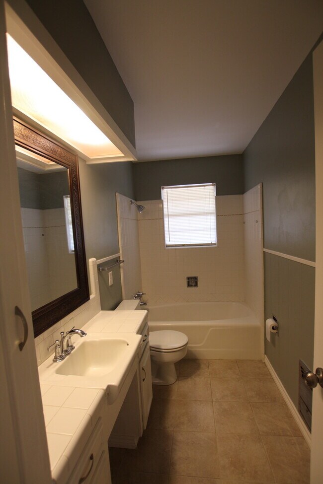 Building Photo - 2930 Williamsburg Dr