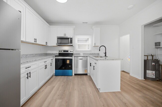 Building Photo - GORGEOUS REMODELED 1 BEDROOM APARTMENT IN HISTORIC PORT NORFOLK!