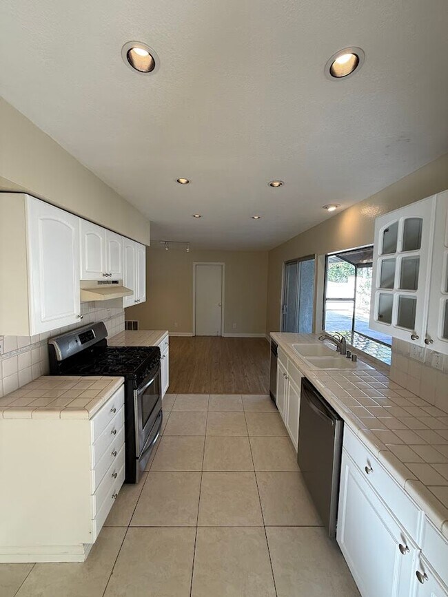 Building Photo - Beautiful 3 Bedroom 2 Bathroom West Hills Home! Great Location! Ready for Move-In!