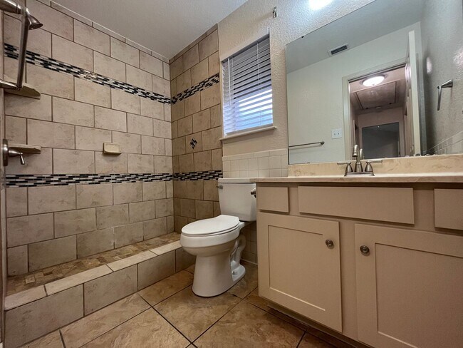 Building Photo - 2846 Blue Grass Dr