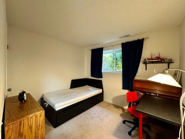 Building Photo - ***MOVE IN SPECIAL!!!*** Fully Furnished 4-bedroom, 2-bath home with Beautiful Backyard in Renton