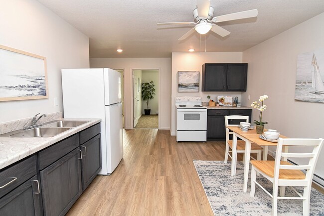 Building Photo - 2 Bedroom, Single-story Townhomes for rent...