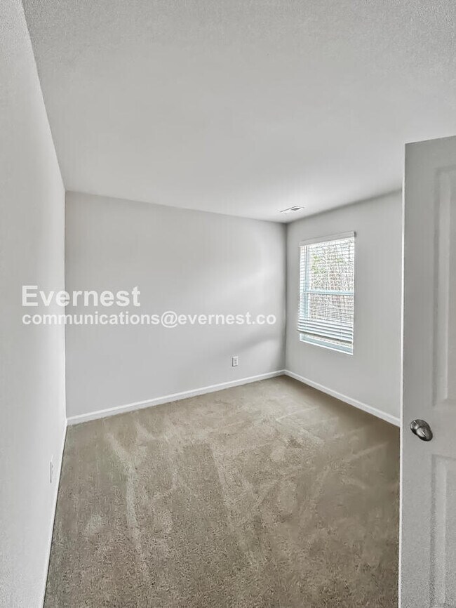 Building Photo - 4 Bed, 2.5 Bath Home with Garage / Pet-Friendly / Vouchers Accepted / Coming Soon!