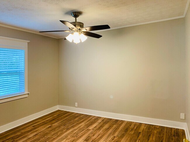 Building Photo - Wow! Grant Park Location! 3 bed, 2 bath, h...