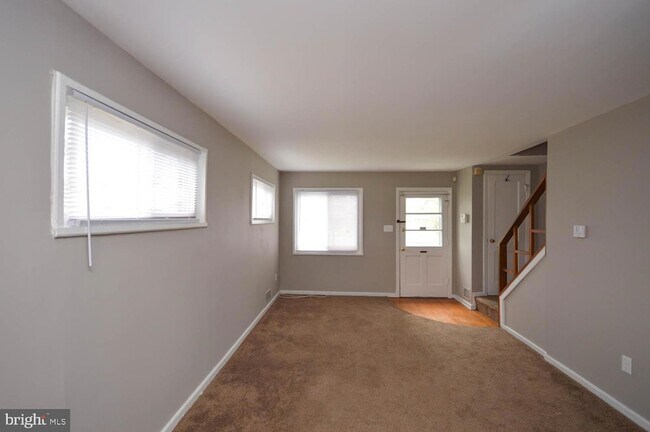 Building Photo - 5000 Surrey Ln