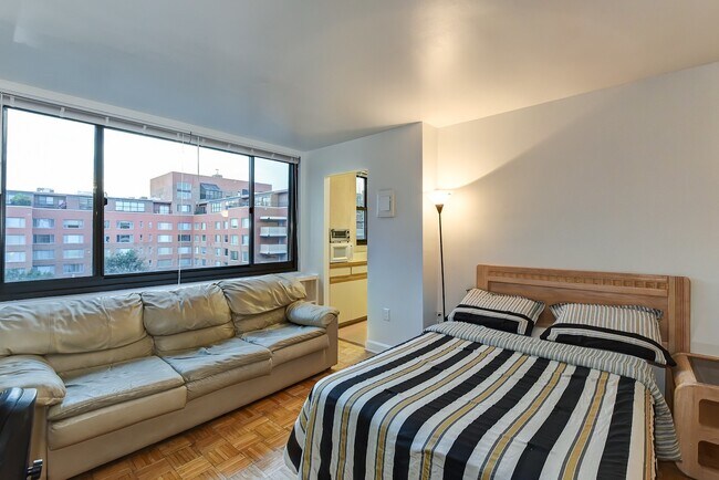 Building Photo - Spacious & Bright Unfurnished Studio for Rent