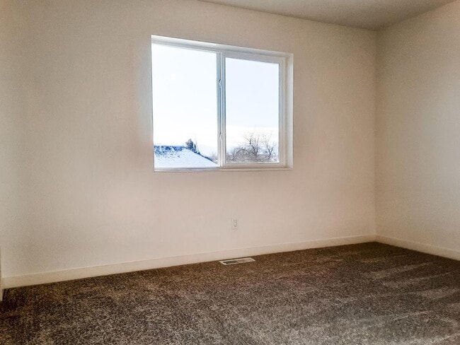 Building Photo - 2 BED/ 1.5 BATH TOWNHOME