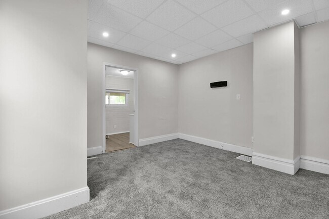 Building Photo - Large Single Family Rental - Available Now