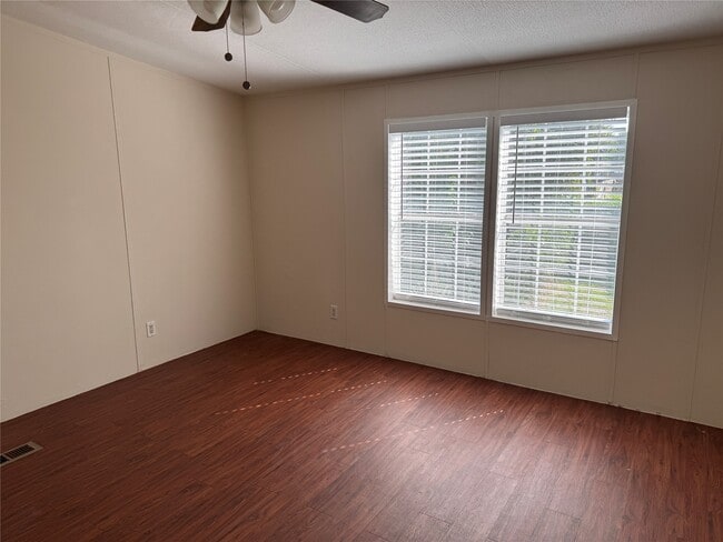 Building Photo - 146 Carmen Blvd