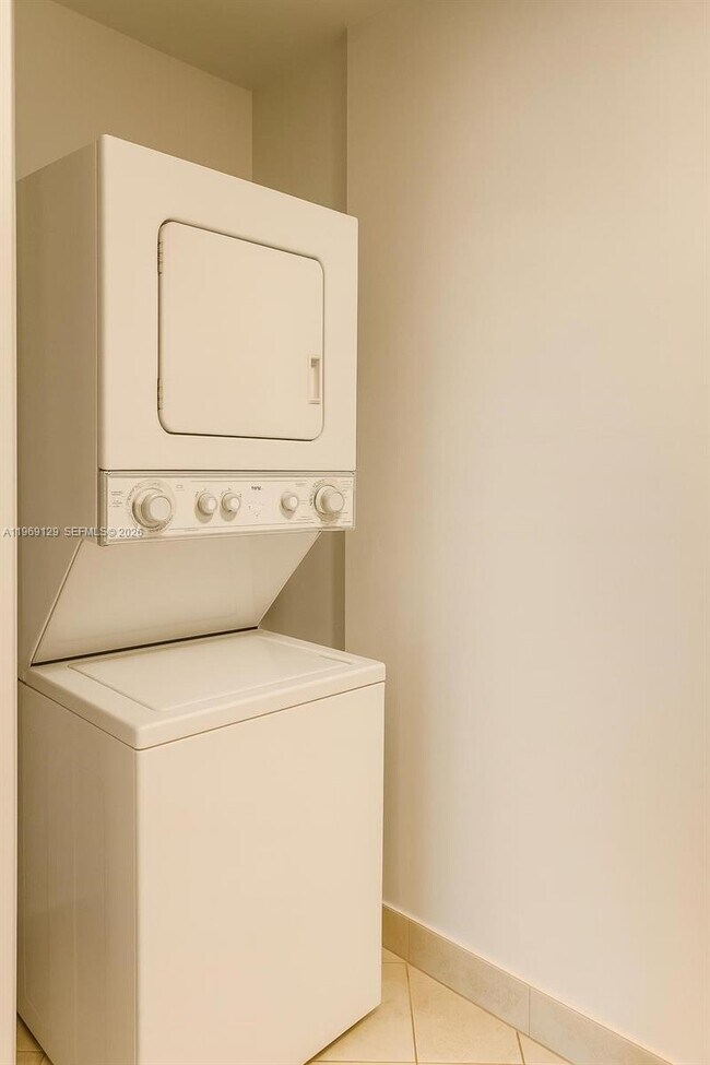 Building Photo - 1900 N Bayshore Dr