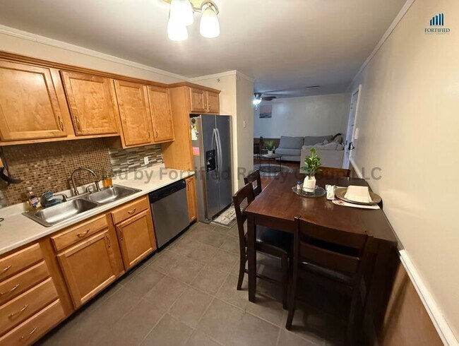 Building Photo - 1556 N Main St