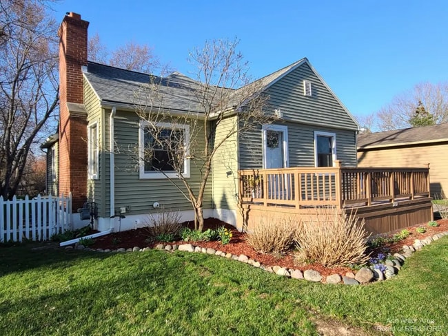 Building Photo - 2432 Burns Ave