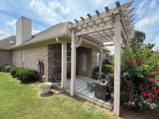 Building Photo - Chelsea Park - One Level 2 Bedroom on a Cu...