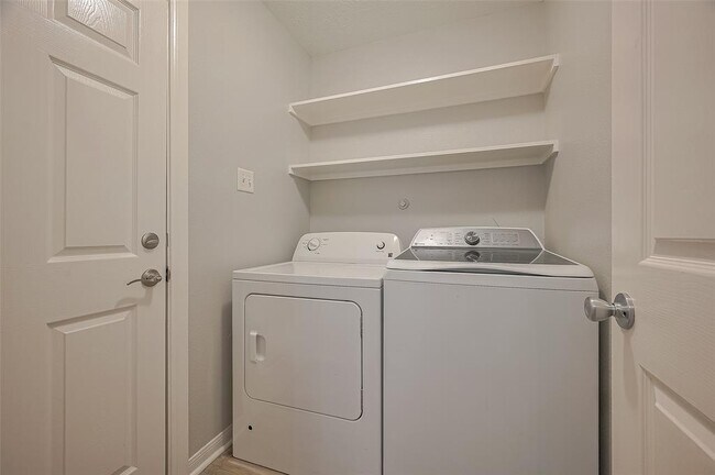 Building Photo - 5009 Willow Point Dr