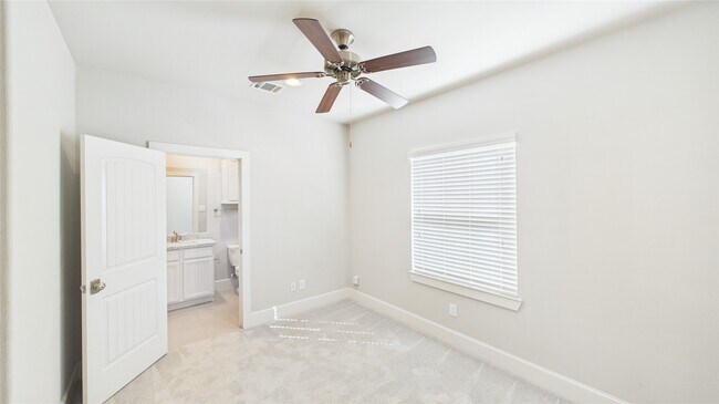 Building Photo - 2724 Rutland St