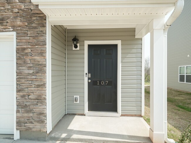 Building Photo - 3 Bed 2.5 Bath Townhome, END UNIT WITH PRIVATE BACKYARD! $500 OFF FIRST FULL MONTH RENT