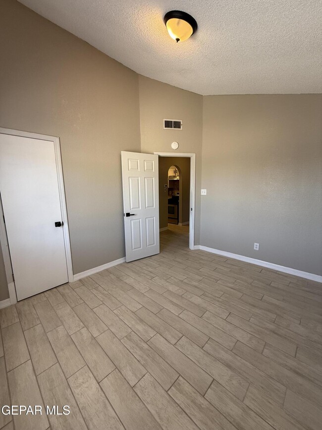 Building Photo - 9128 Bur Oak Cir