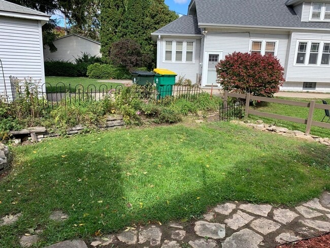 Building Photo - 4 Bedroom Single-Family House in Shorewood