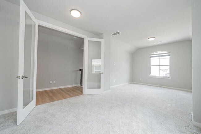 Building Photo - Stunning 4-bedroom, 3-bathroom home locate...