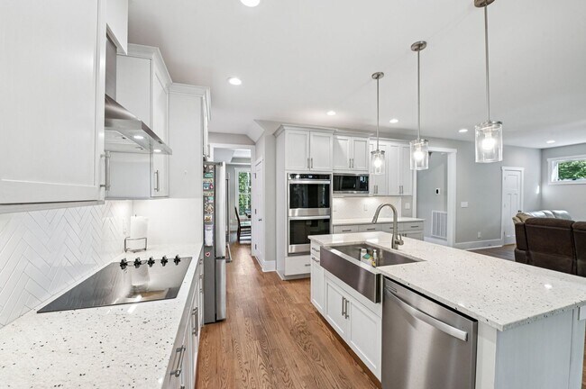 Building Photo - Luxury 5 Bed, 3.5 Bath Home on Large Lot !...