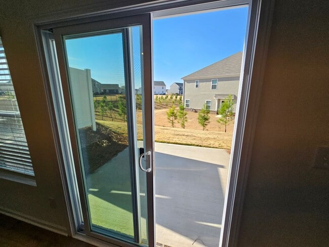 Building Photo - Like New Town Home in Kellerton Place, Monroe!