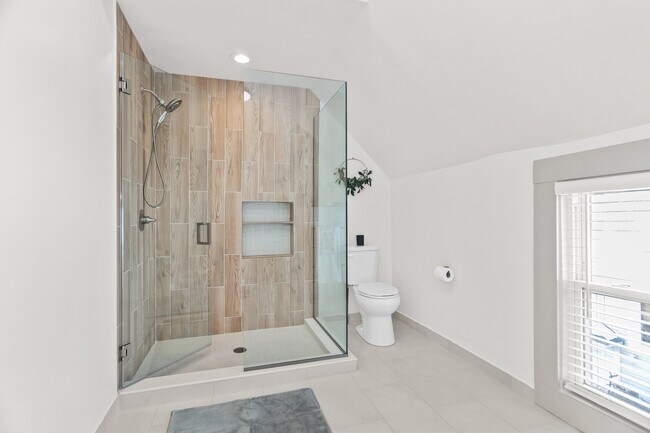 Building Photo - 2846 N Troy St