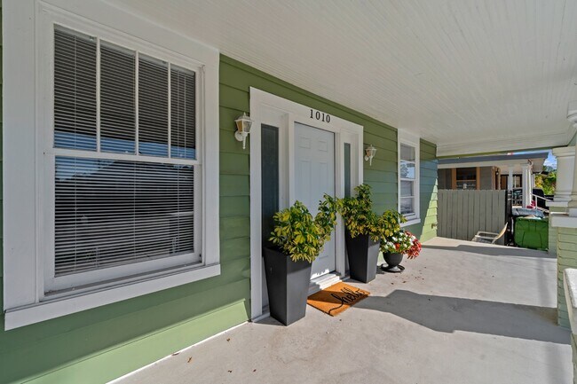 Building Photo - 1010 E Lake Ave