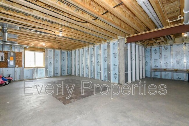Building Photo - W242N5663 Simona Dr
