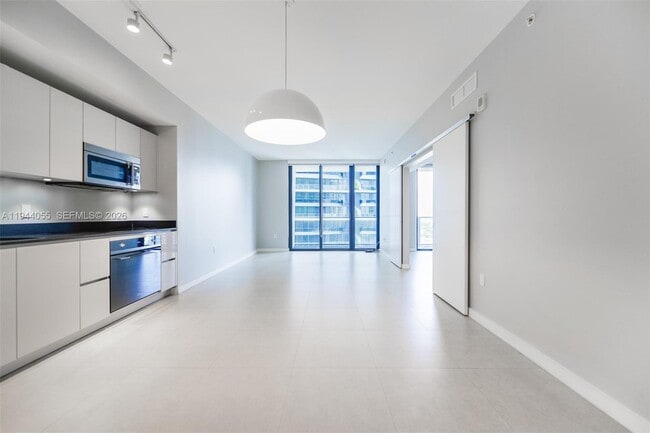 Building Photo - 1010 Brickell Ave