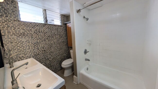 Building Photo - 1 Bed 1 Bath with Den at Waikiki Imperial Apt.