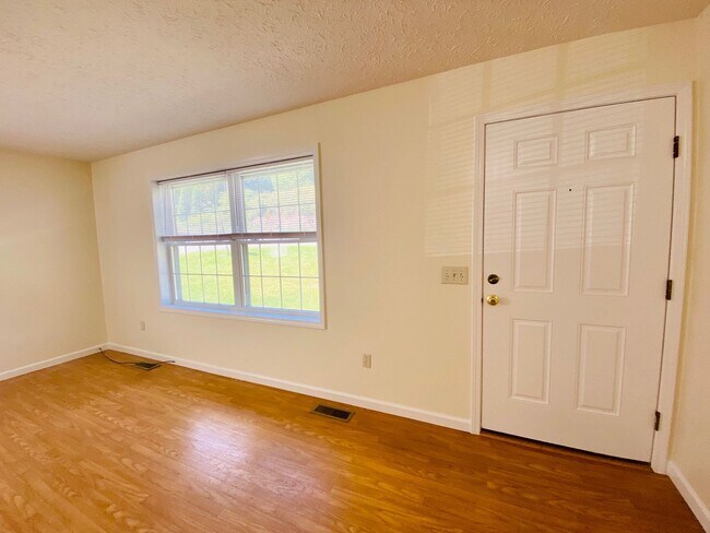 Building Photo - 1348 NC-194